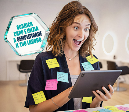 Donna che rimane esterrefatta nell'usare il software gestionale Applight.