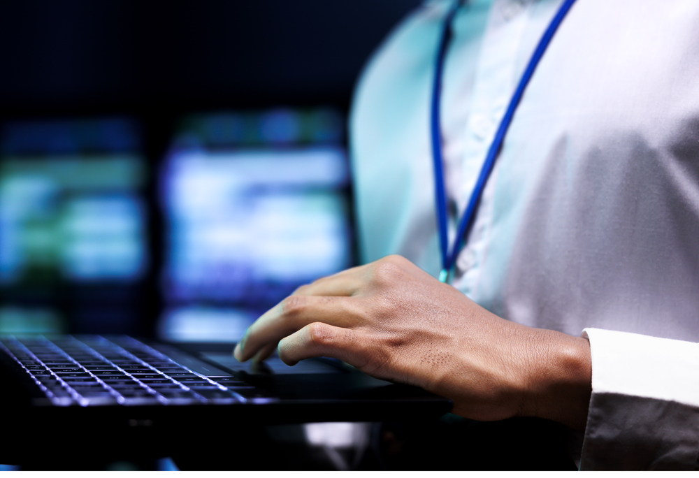 Tecnico inforatico che fa una consulenza online.